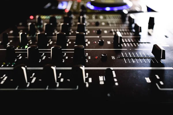 Detalle de los controles deslizantes de un mezclador de audio para DJ — Foto de Stock