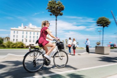 Valencia, Ispanya-29 Nisan, 2019: genç kadın turist bisikleti TH