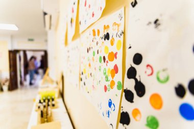 Valencia, İspanya - 4 Nisan 2019: El yapımı çizimler ch tarafından boyanmış