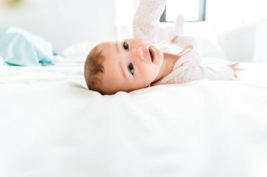 6 ay eski bebek kamera bakıyor sabah b üzerinde yatıyor