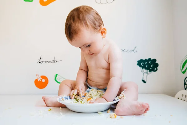 Le sevrage dirigé par bébé est une méthode d'alimentation complémentaire dans laquelle le — Photo