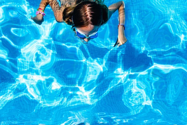 Flickan dök och simma i sin privata pool i solen under han — Stockfoto