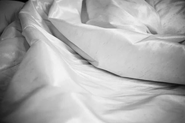 Деталь текстуры ткани белого свадебного платья . — стоковое фото