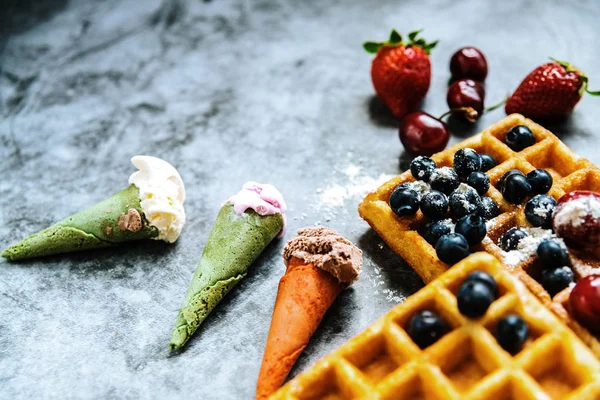 Фон продуктів освіжаючого морозива в конусах з червоними фруктами — стокове фото