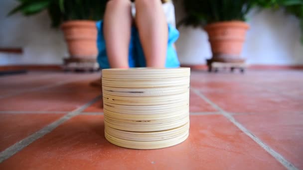 Blízko Dřevěného Montessoriho Hračky Zatímco Dítě Ním Hraje Aby Rozvíjely — Stock video