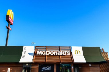 Valencia, İspanya - 29 Mayıs 2019: Bir fast food r cephe ve çatı