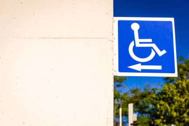 Bir whe engelli insanlar için yol göstermek için mavi kare işareti