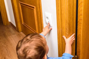 Bebek bir elektrik soketi, chil kavramı bir parmak tanıtan