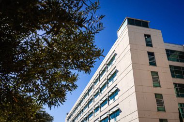 Modern apartman güneşte ince çimento ile sıvalı.