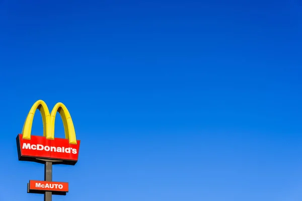 Valencia, Spagna - 29 maggio 2019: Manifesto pubblicitario di McDonald's — Foto Stock