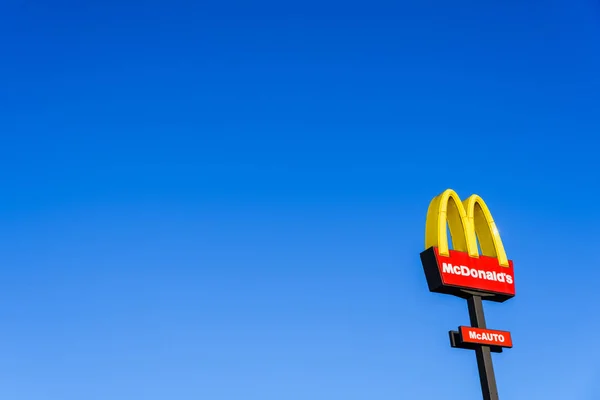 Valencia, Spagna - 29 maggio 2019: Manifesto pubblicitario di McDonald's — Foto Stock