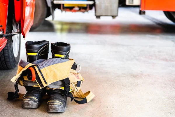 Vêtements spéciaux pour éteindre les incendies, les pompiers utilisent ces bottes — Photo