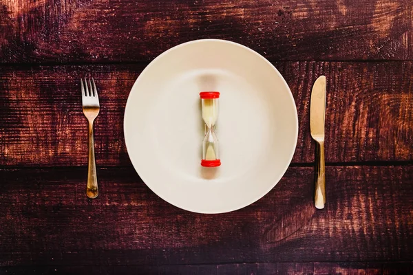 Intermittent fasting diet to lose weight illustrated with an emp — Stock Photo, Image