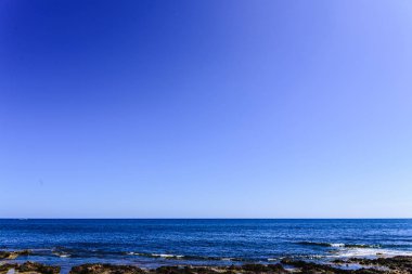 Ufuk ve deniz ile derin mavi gökyüzü rengi, boşluk ile arka plan