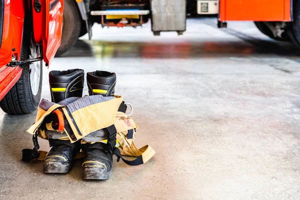 Botas y pantalones de bombero ignífugos listos para ser utilizados en ca —  Fotos de Stock