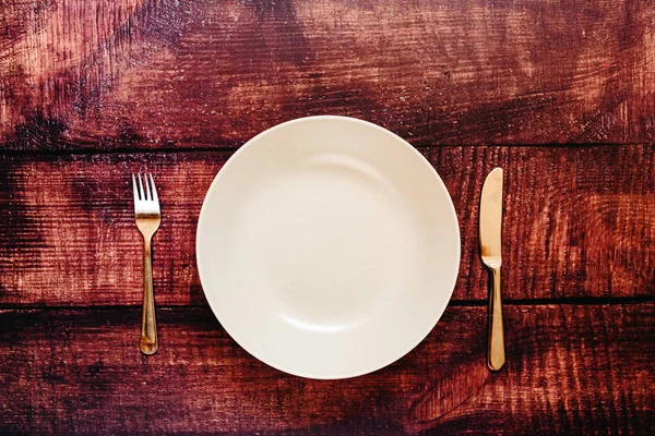 Empty plate with cutlery, top view, concept of intermittent fast — Stock Photo, Image
