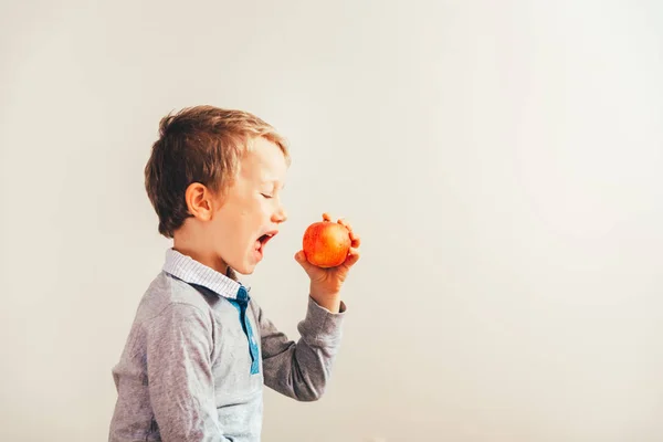 Gyermek kész enni egy almát egy falatot, elszigetelt fehér backgro — Stock Fotó
