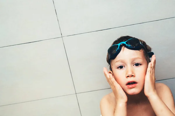 Niño bañándose en su cuarto de baño con gafas de buceo haciendo divertido g — Foto de Stock