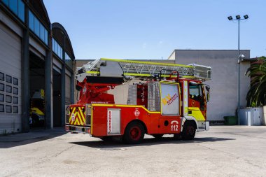 Valencia, İspanya - 8 Haziran 2019: Merdivenli itfaiye aracı