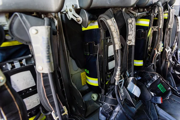 Valencia, España - 8 de junio de 2019: Bomberos respiran cilindros de aire — Foto de Stock