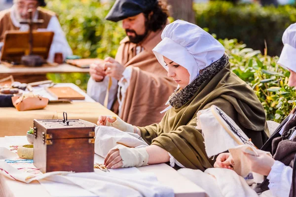 Valence, Espagne - 27 janvier 2019 : Artisans déguisés en mediev — Photo