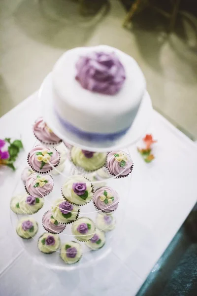 デザートやイベントで非常に甘いカップケーキでのウェディング ケーキ. — ストック写真