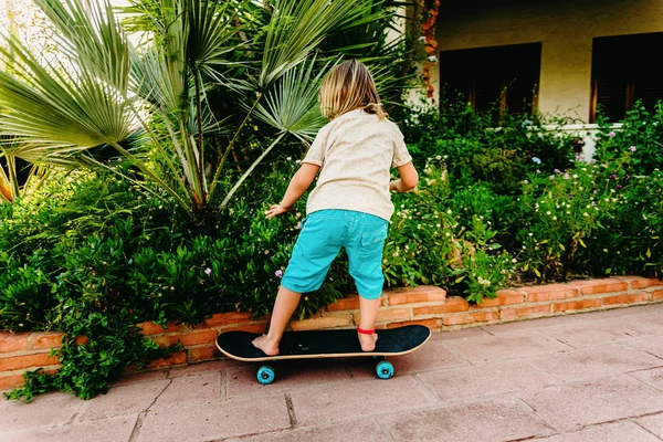 5-jähriger Junge übt Skaten in seinem Hinterhof aus Angst vor Sturz — Stockfoto