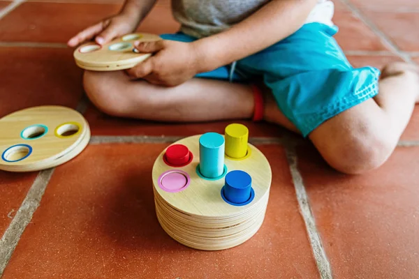 Kinder, die Spaß an einem lehrreichen Holzspiel haben, um Zylindern zu passen — Stockfoto