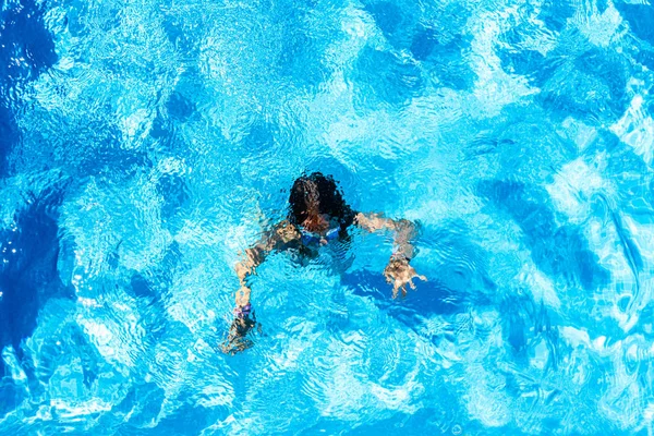 Dziewczyna zanurkował i pływanie w jej prywatnym basenie w słońcu podczas on — Zdjęcie stockowe