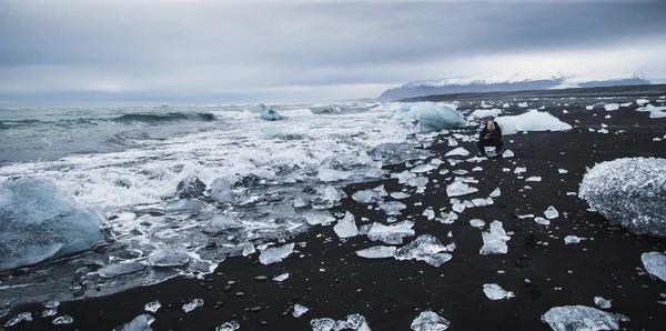 Bloques de hielo gigantes separados de los icebergs en la costa de una Icela —  Fotos de Stock