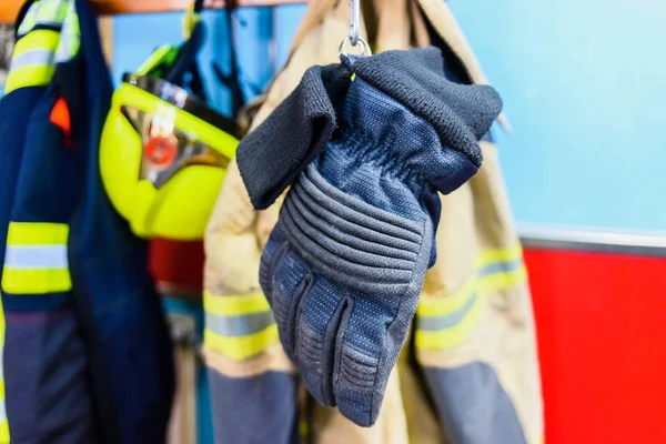 Protección ignífuga contra incendios y guantes de trabajo . —  Fotos de Stock