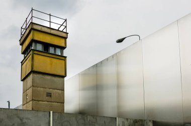 Berlin, Almanya - 6 Haziran 2019: Gözetleme Kulesi' nin yanındaki duvar b