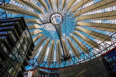 Berlin, Almanya - 7 Haziran 2019: Sony Center'ın modern iç tasarımı