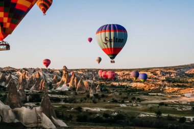 Göreme, Türkiye - 14 Haziran 2019: Gezginler ve turistler ov uçan