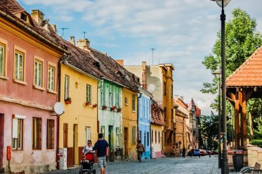 Sibiu, Romanya - 5 Haziran 2019: Romanya'nın güzel sokakları