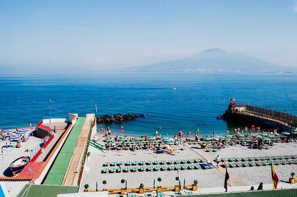 Сорренто, Італія-5 червня 2019: пляж з загоряють в sorre — стокове фото