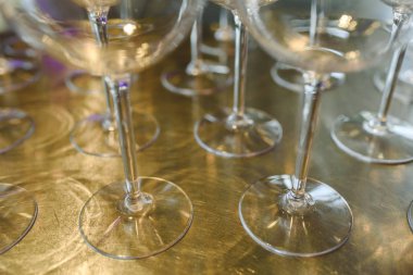 Grup boş şeffaf gözlük bir barda parti için hazır.