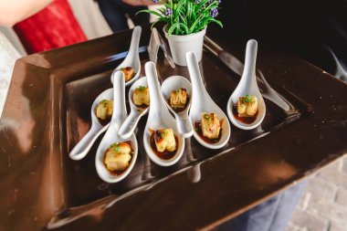 Lezzetli gurme parmak gıda bir tabak etrafında bir olay için Guess.