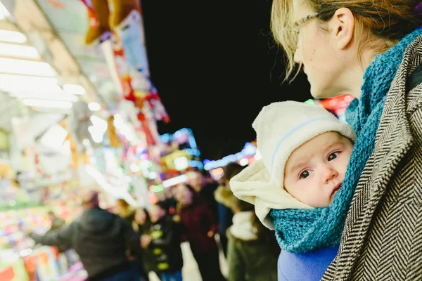 Baby carrying in a kangaroo scarf by his mother. — Stock Photo, Image