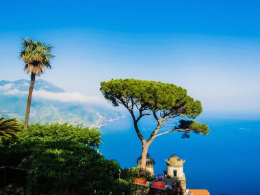 Napoli sahilinin kayalıkların tepesinden görünümü.