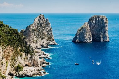 Sorrento ve Capri sahilinde doğal kaya kemerleri ve kayalıklar, 