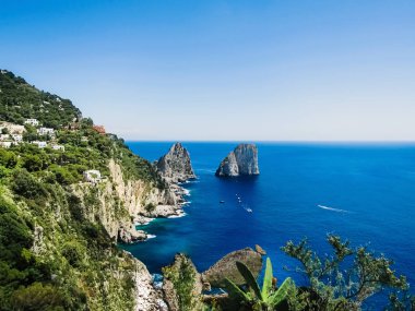 Sorrento ve Capri sahilinde doğal kaya kemerleri ve kayalıklar, 