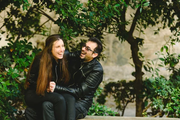 Liebespaar liebte es, sich im Garten einer Stadt in die Arme zu schließen — Stockfoto