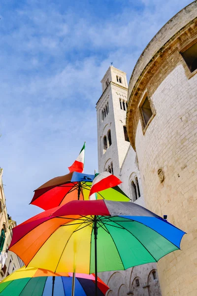 Paraguas de colores divertidos con fondo de cielo en una ciudad . — Foto de Stock