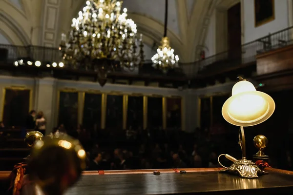 Valencia, Spagna - 8 dicembre 2018: Vecchia lampada che illumina un legno — Foto Stock