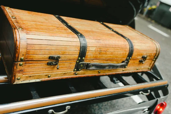 Деревянный чемодан старинного автомобиля . — стоковое фото