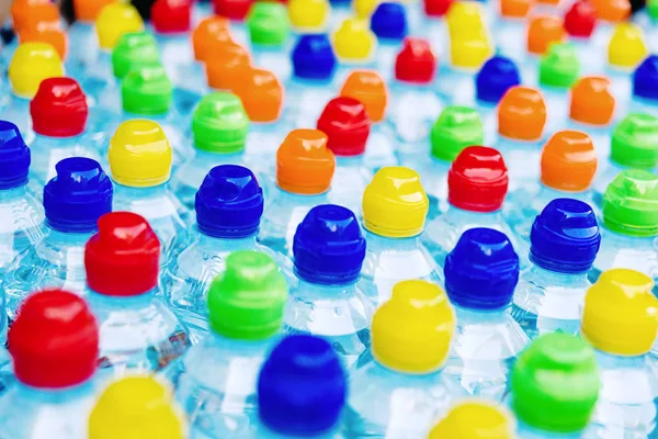 Tapones de color de las nuevas botellas de plástico, concepto de contaminación por — Foto de Stock