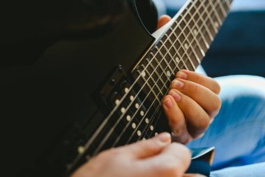 Bir professi tarafından bazı notlar oynamak için bir gitar parmak yerleştirme
