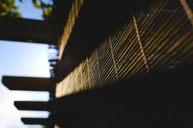 Öğlen sert ışık ile doğal malzemelerin arka plan, güneşlikler 