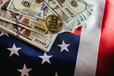 Bitcoin fiziksel sikkeleri dolar ile Amerikan bayrağı arka üzerinde 
